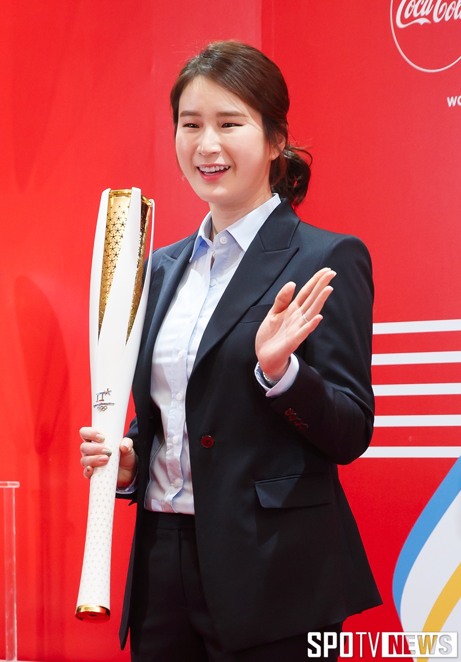 [포토S] 기보배, 성화 들고 환한 미소