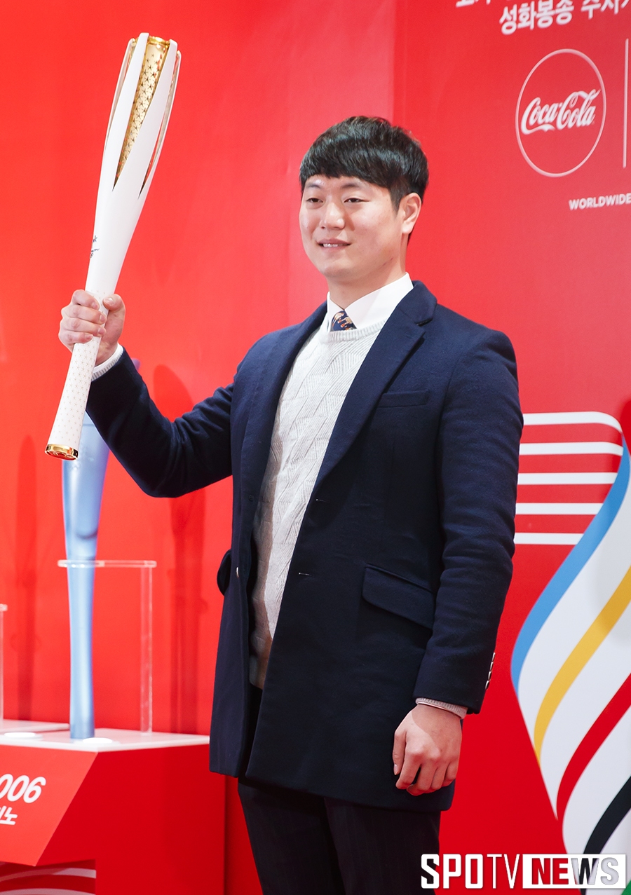 [포토S] 포토월에 오른 양궁 국가대표 이승윤