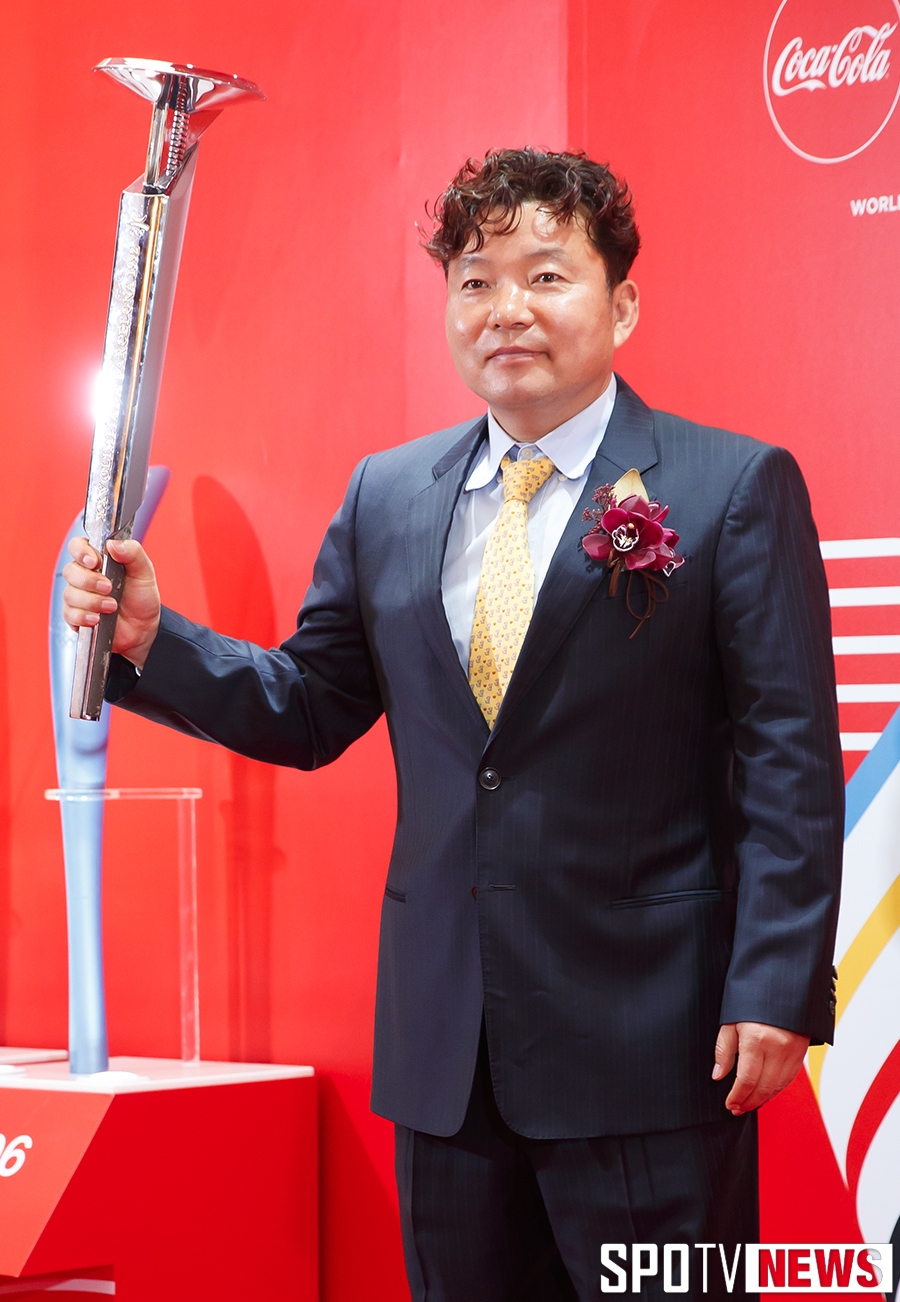 [포토S] 황영조, 바르셀로나 올림픽 성화 들고