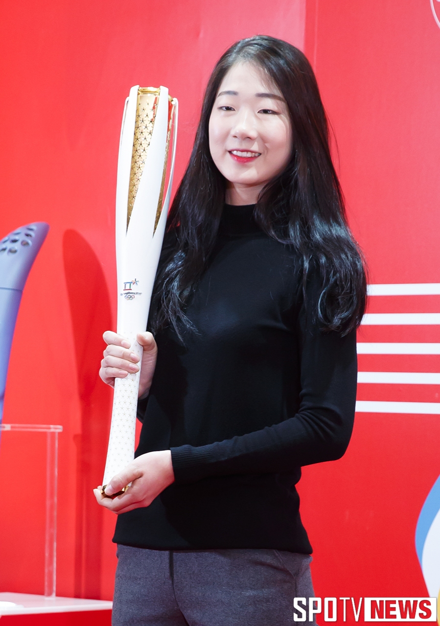 [포토S] 성화를 든 최미선