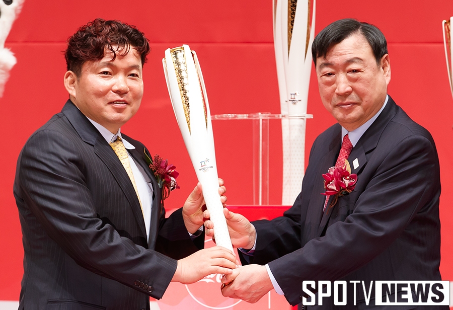 [포토S] 성화 전달받는 황영조