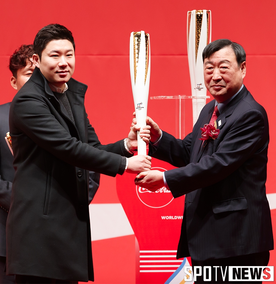 [포토S] 성화 전달받는 진종오