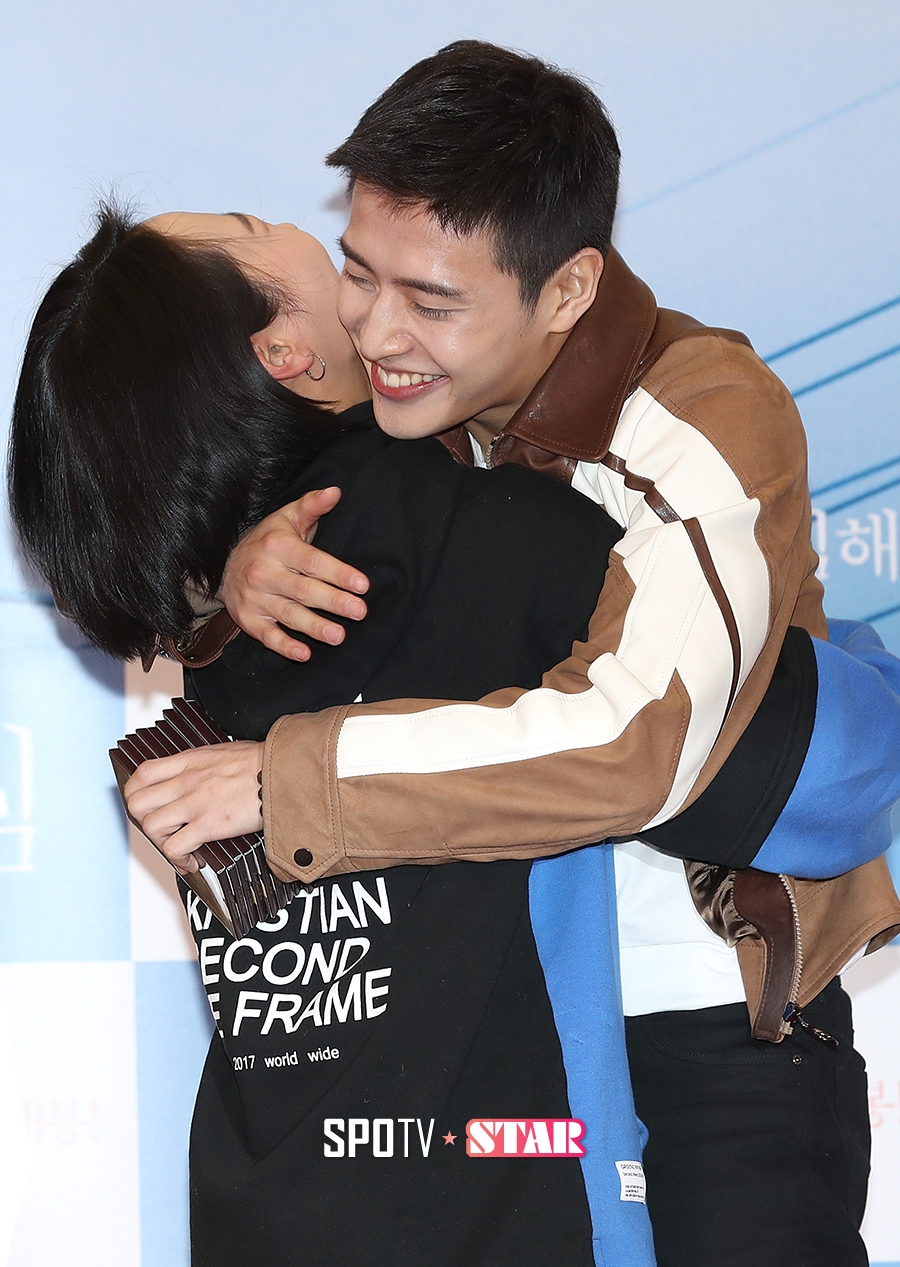[포토S] 강하늘, 팬 미치게 하는 밀착 포옹!
