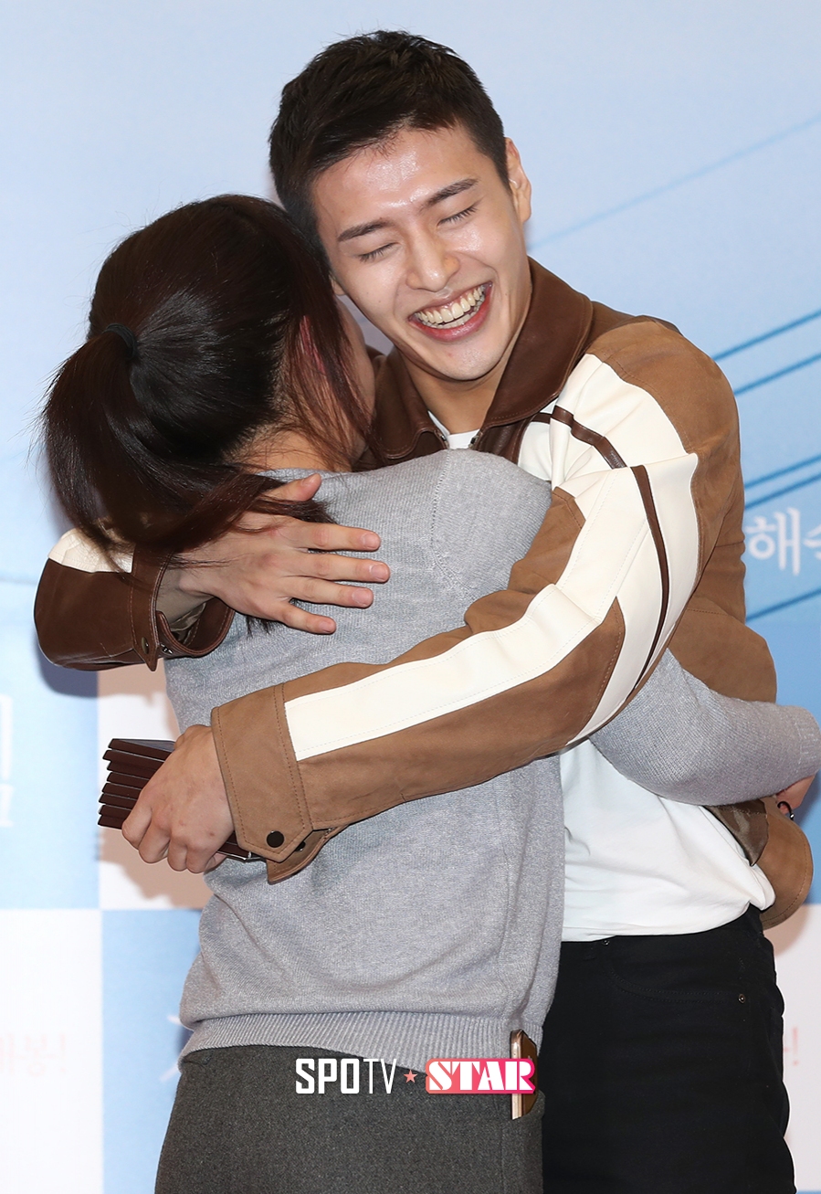 [포토S] 강하늘, '팬과 따스한 포옹~'