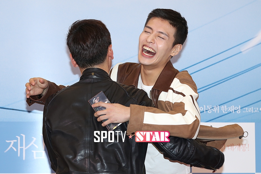 [포토S] 강하늘, 남자팬과 쑥스러운 포옹