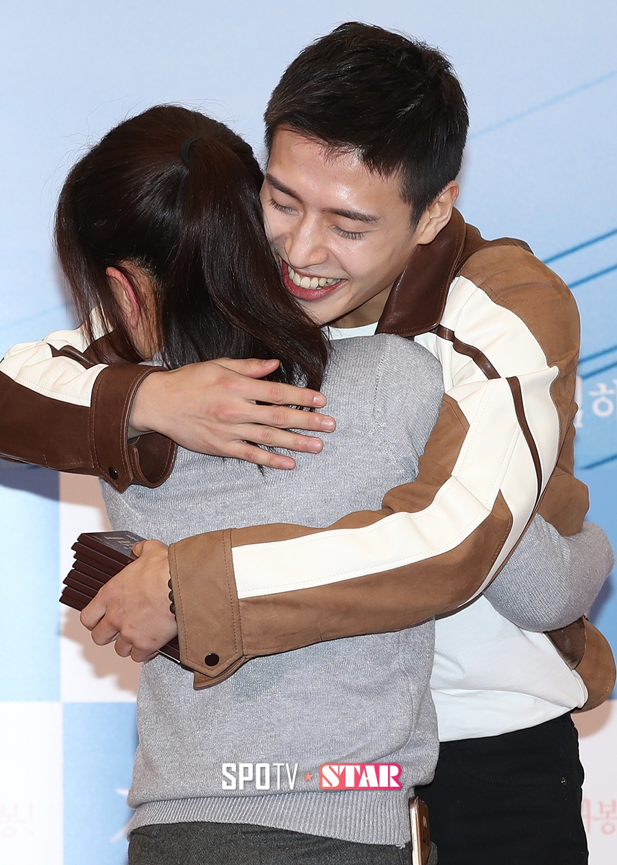[포토S] 강하늘, '심쿵' 포옹!