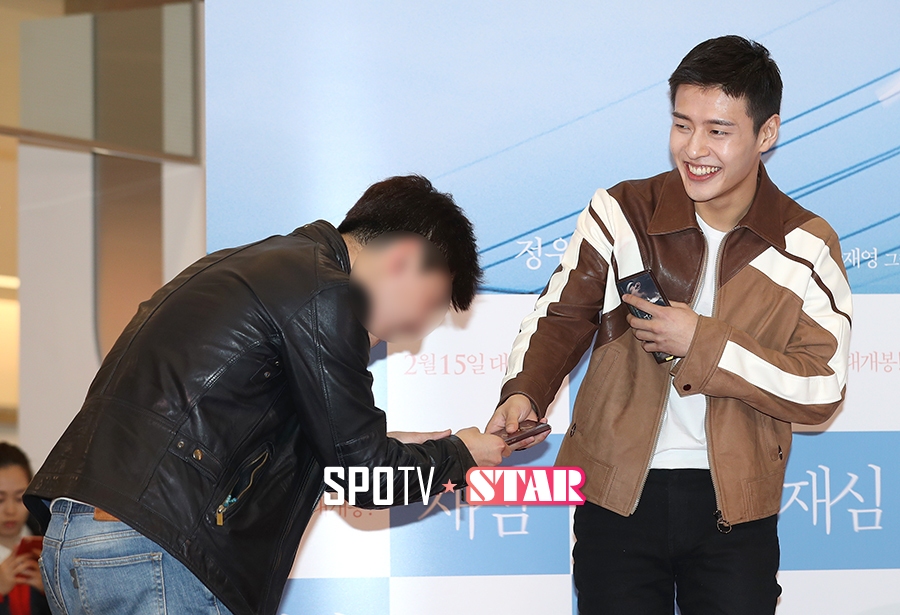 [포토S] 강하늘, 남자팬에게 초콜렛 선물