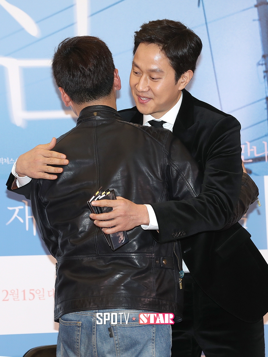 [포토S] 정우, 남자팬과 어색한 포옹