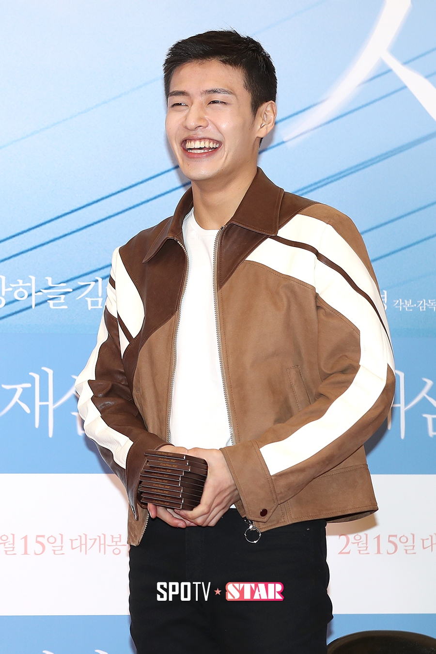 [포토S] 강하늘, '초콜릿 한 아름 들고 팬을 기다려요'
