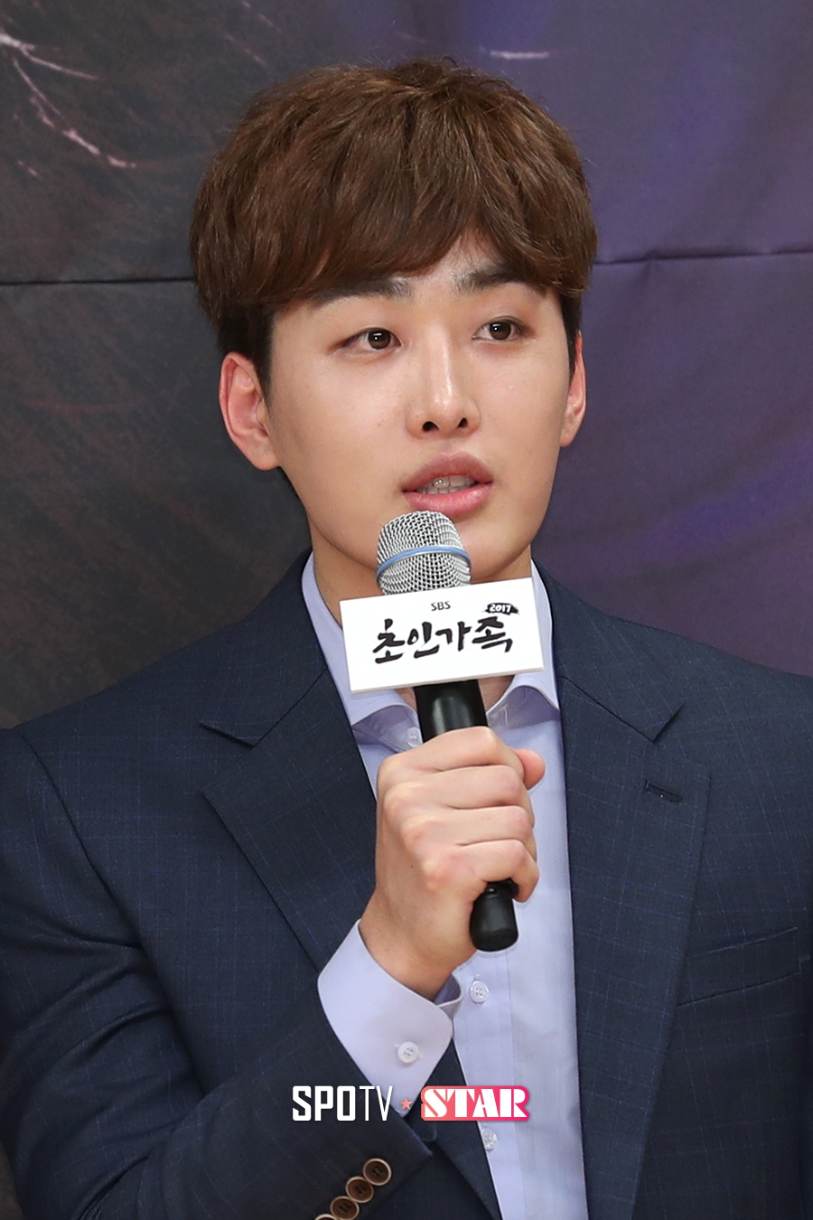 [포토S] 인사말 하는 아나운서 조정식