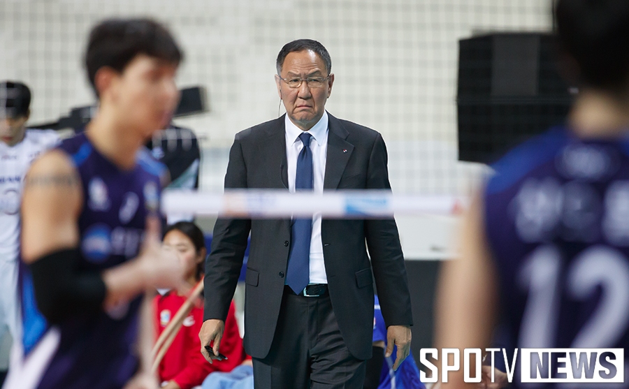 [포토S] 박기원 감독, '저 팀은 다 민소매네'