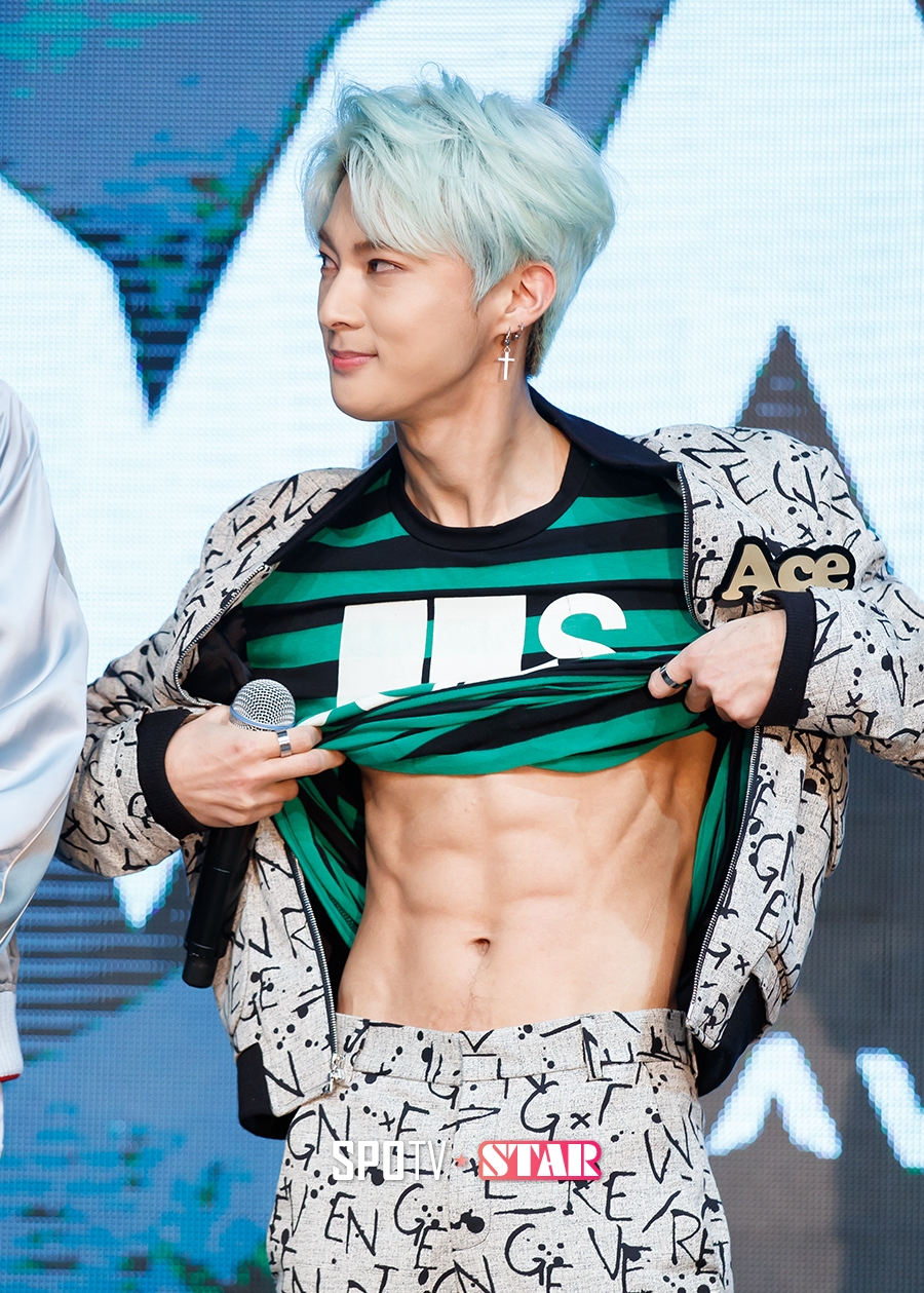 [포토S] VAV 에이스, 빨래판 복근 드러내고