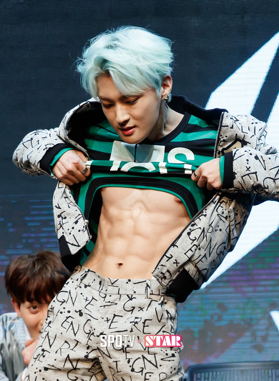 [포토S] VAV 에이스, 자나깨나 복근 자랑