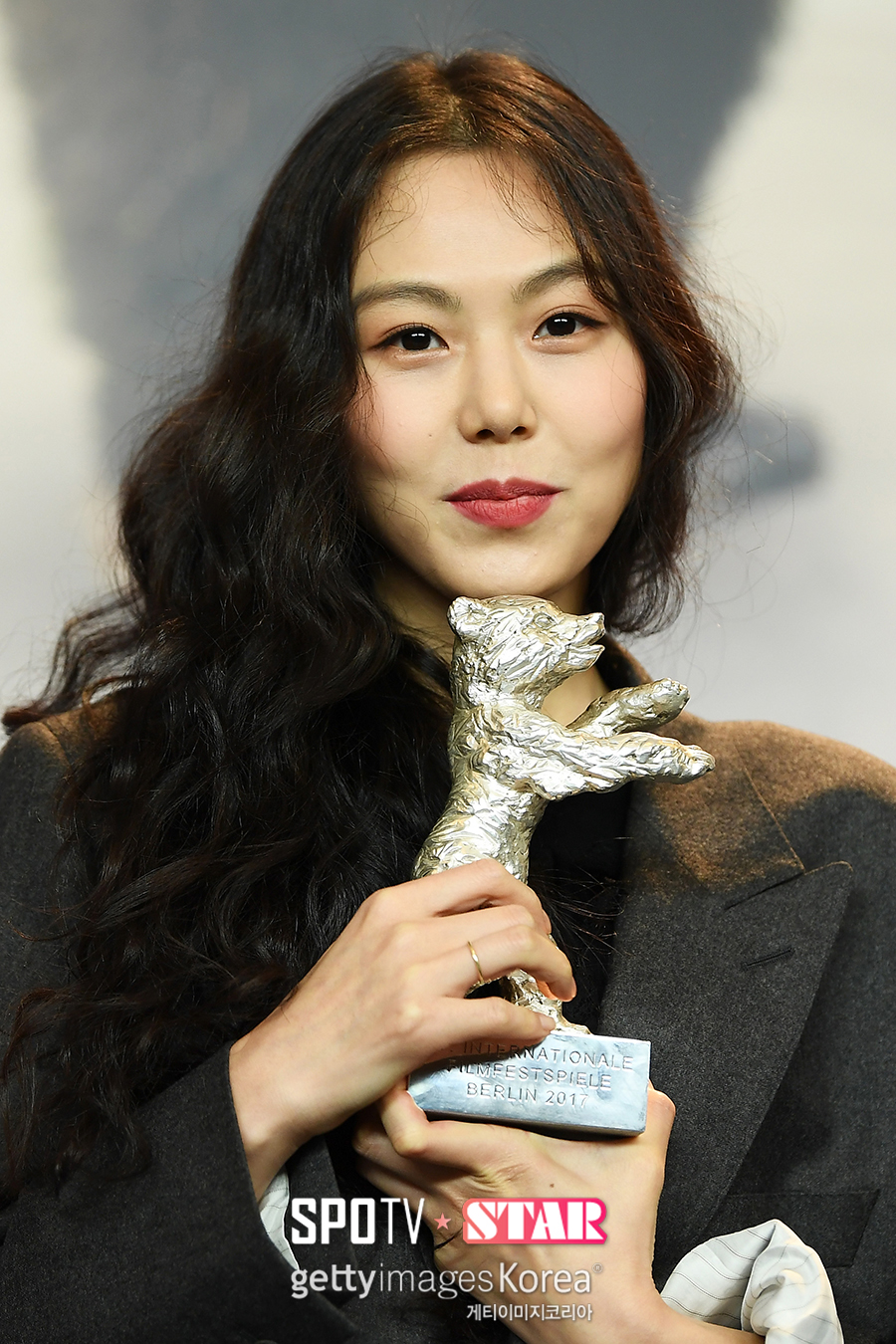 김민희, 베를린영화제 여우주연상 트로피를 품안에
