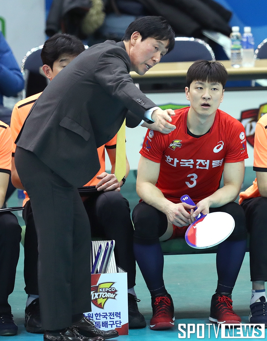 [포토S] 강민웅에게 작전 지시 내리는 신영철 감독