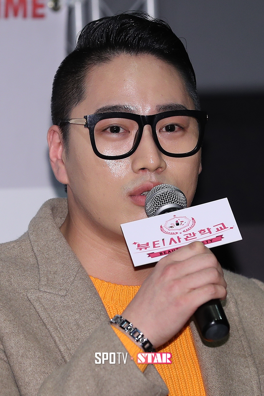[포토S] 인사말 하는 백기웅