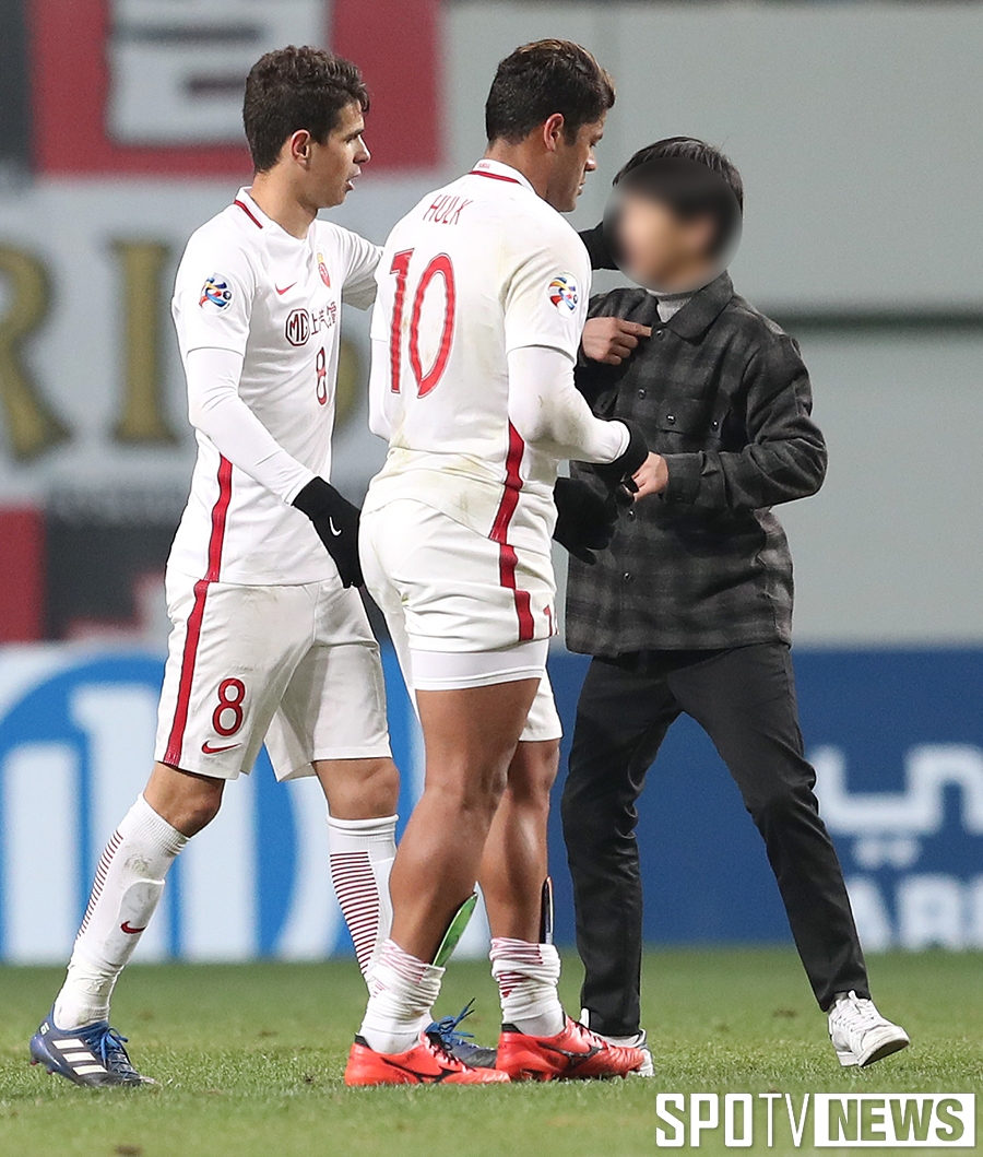 [포토S] 경기장 난입한 팬, 따뜻하게 감싸는 오스카