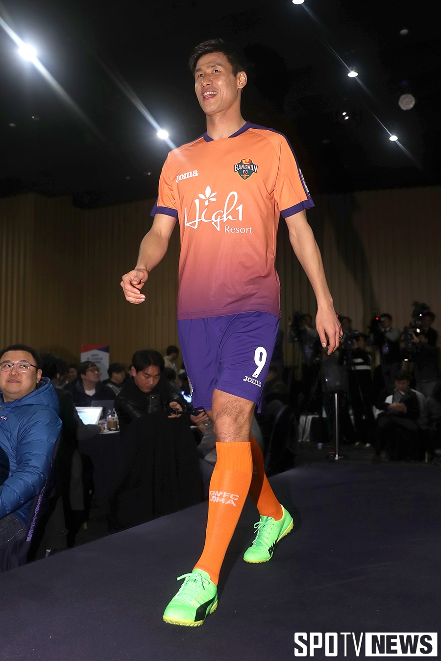 [포토S] 정조국, '강원 FC 유니폼을 입고 워킹'