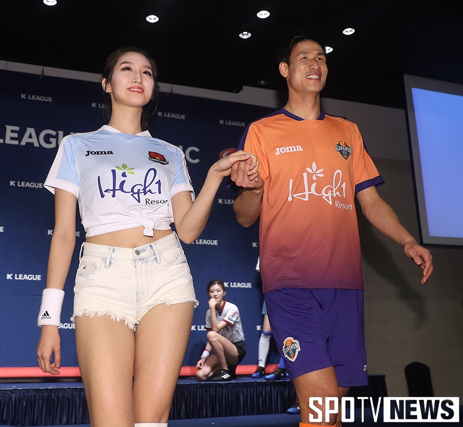 [포토S] 정조국, '예쁜 모델 옆에서 수줍은 미소'