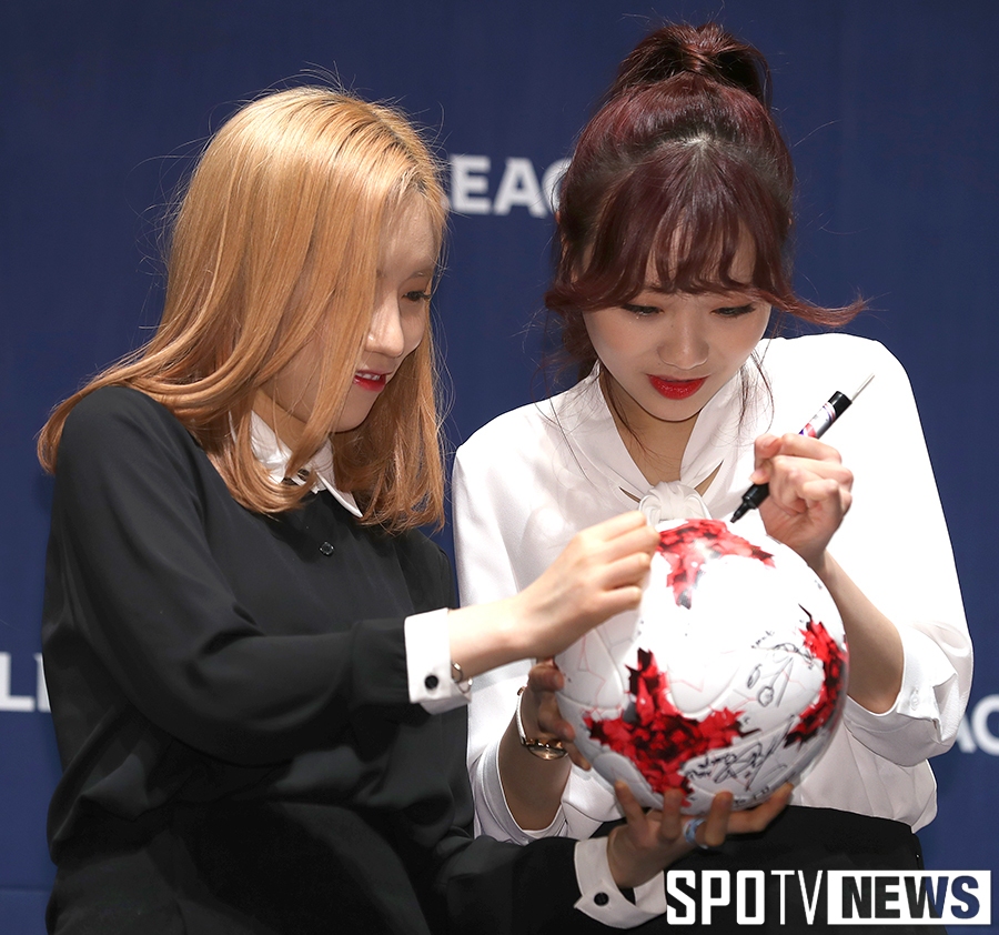 [포토S] 러블리즈 진-류수정, '축구공에 사인을~'