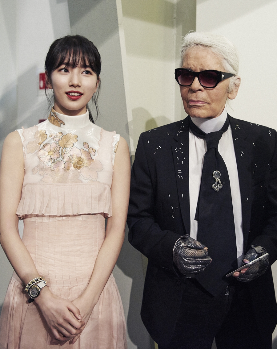 수지, 칼 라거펠트 옆에서도 특유의 밝은 미소 활짝