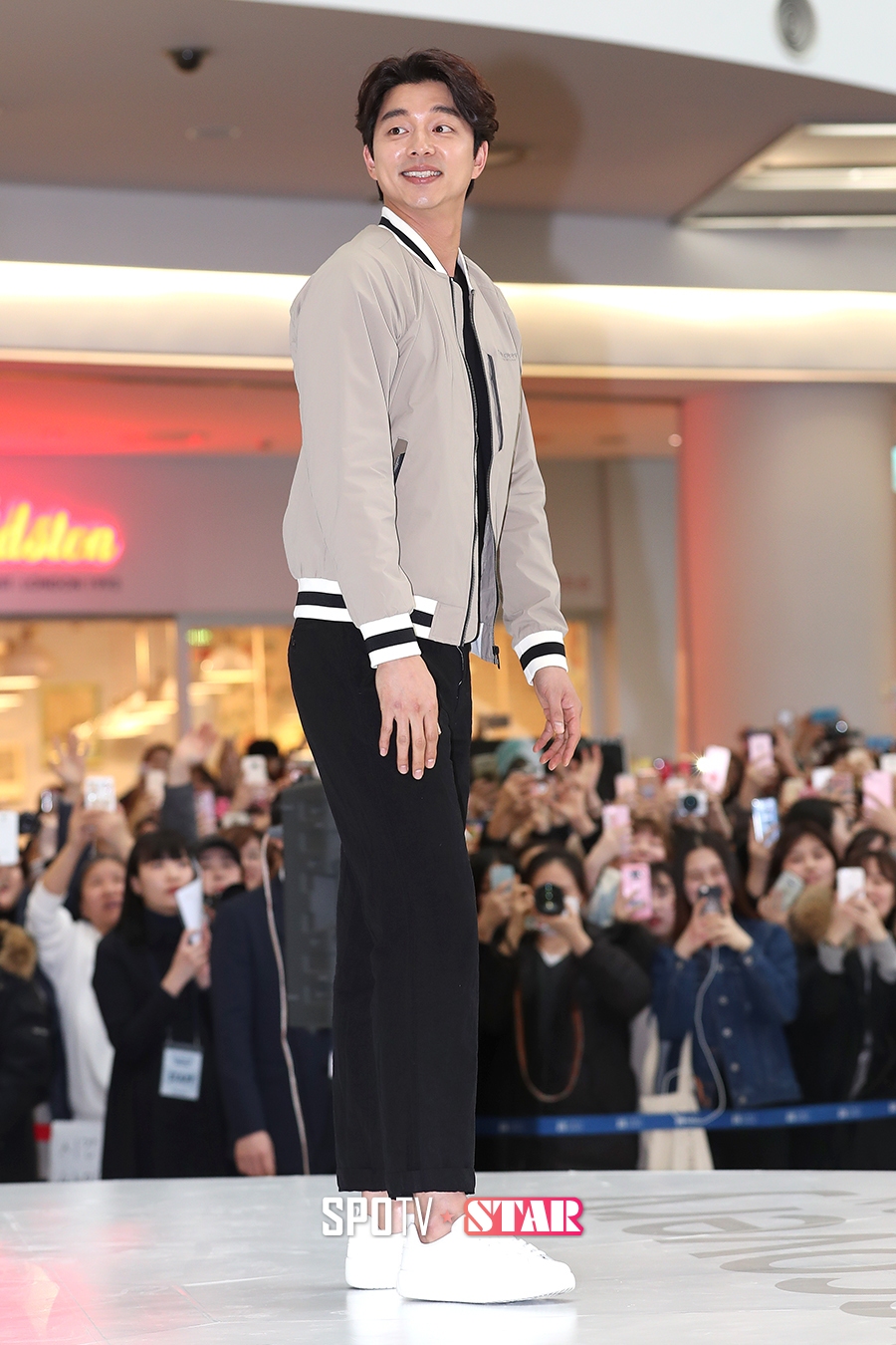 [포토S] '도깨비' 공유 등장에 난리난 타임스퀘어