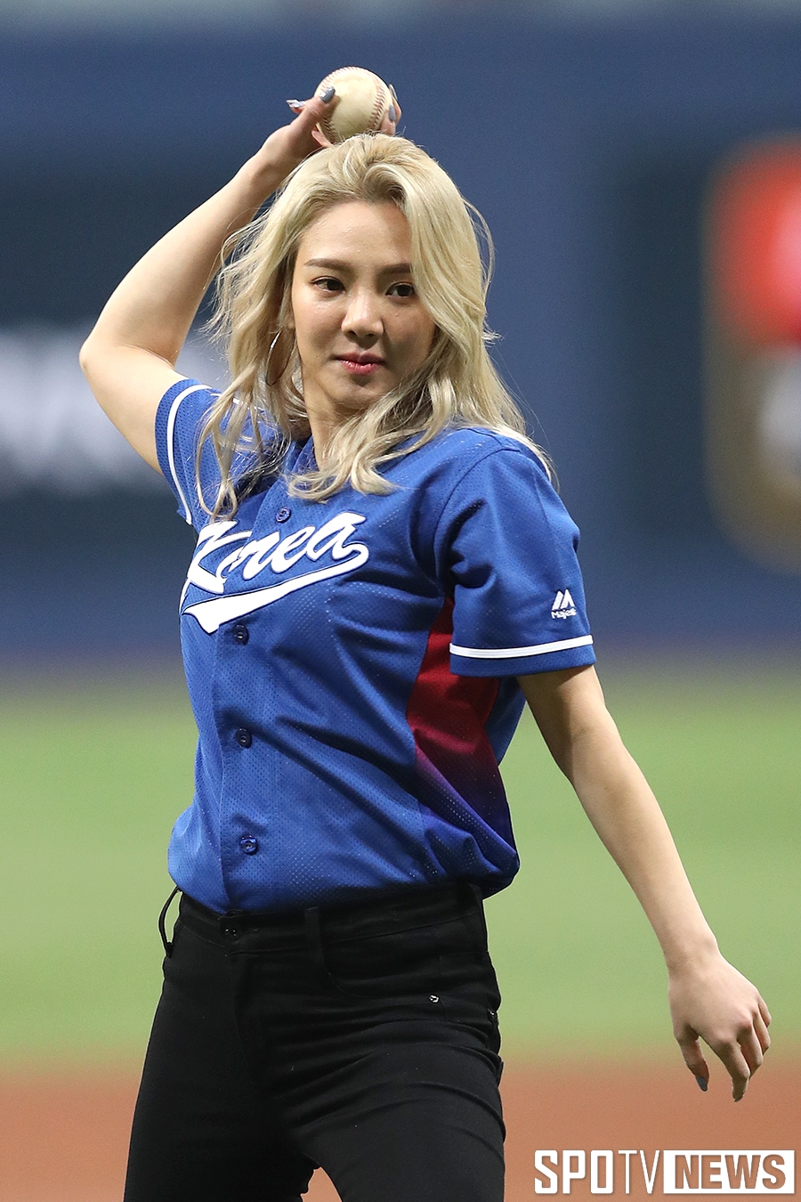 [포토S] 멋지게 시구하는 소녀시대 효연