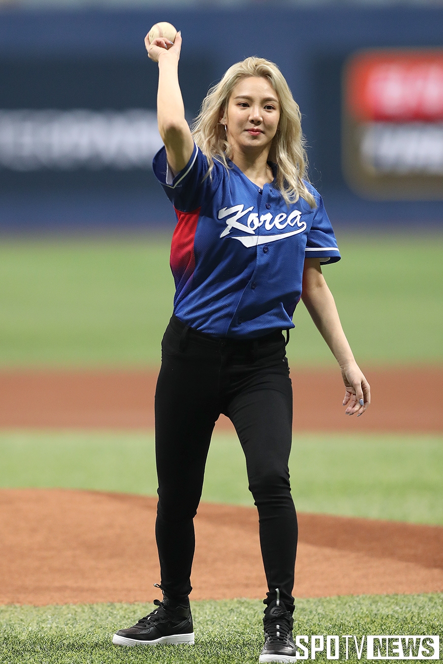 [포토S] 소녀시대 효연, WBC 대표 팀 평가전 시구!