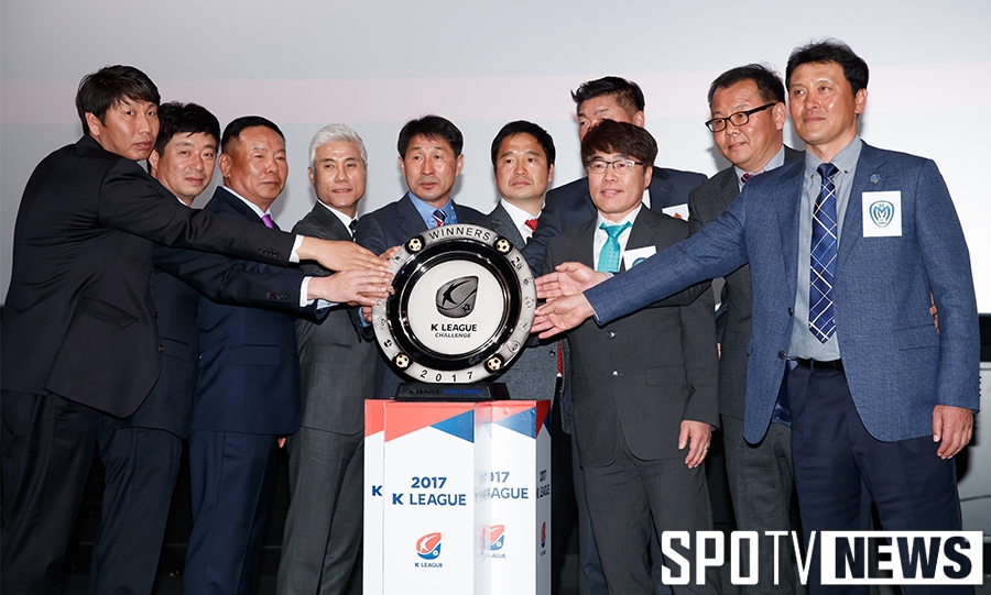 [포토S] 우승컵에 손 올린 K리그 챌린지 감독들