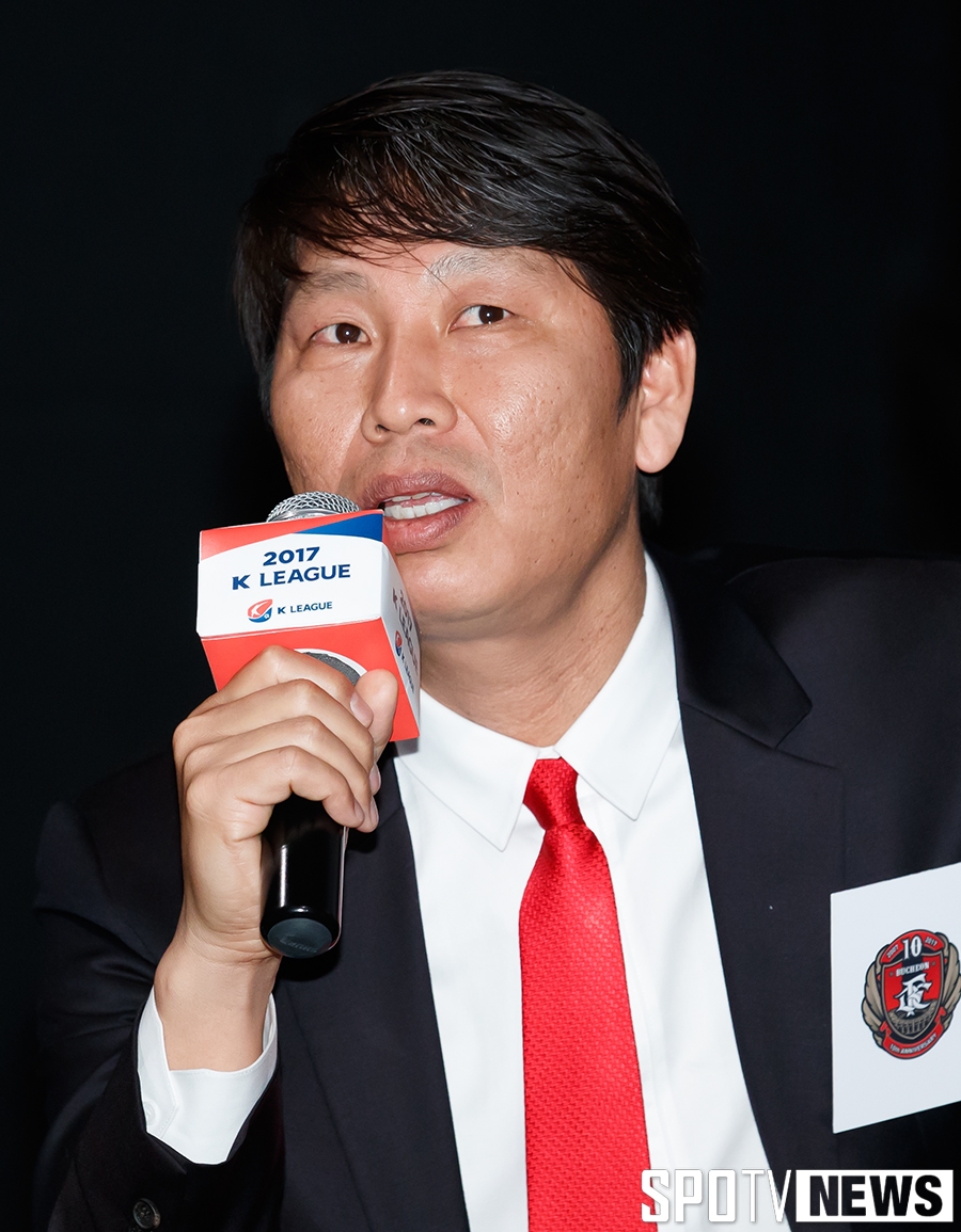 [포토S] 인사하는 부천FC 정갑석 감독