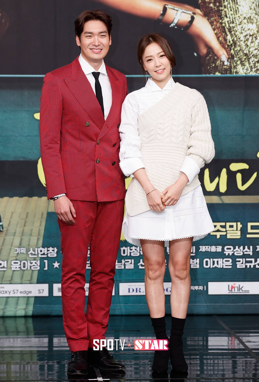 [포토S] 사진 촬영 위해 포즐 취하고 있는 배우 정겨운-손태영