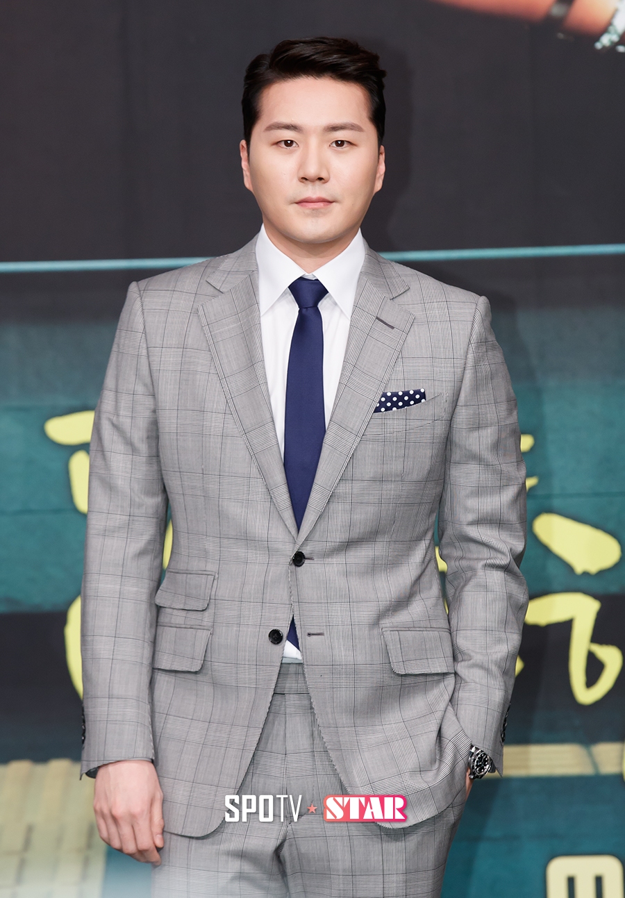 [포토S] 포즈 취하고 있는 배우 조성현