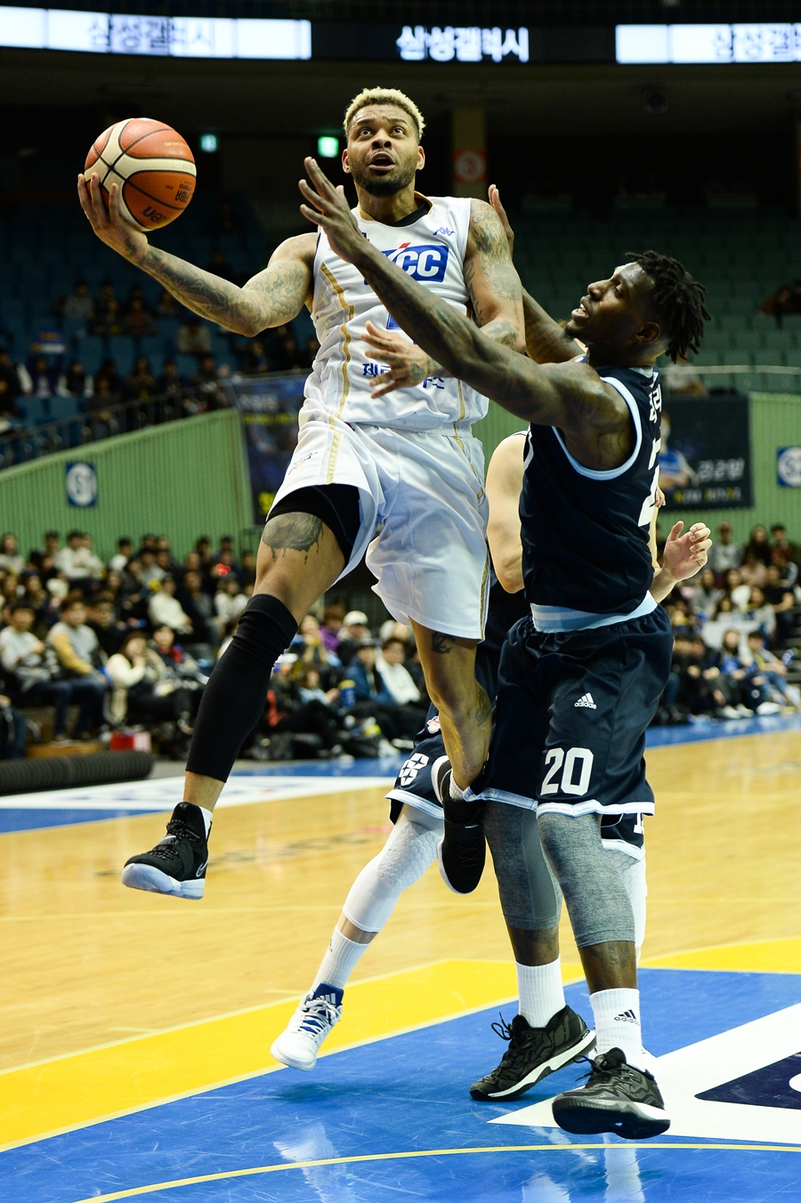 [KBL] '에밋 33득점' KCC, 선두 삼성 꺾고 4연패 탈출