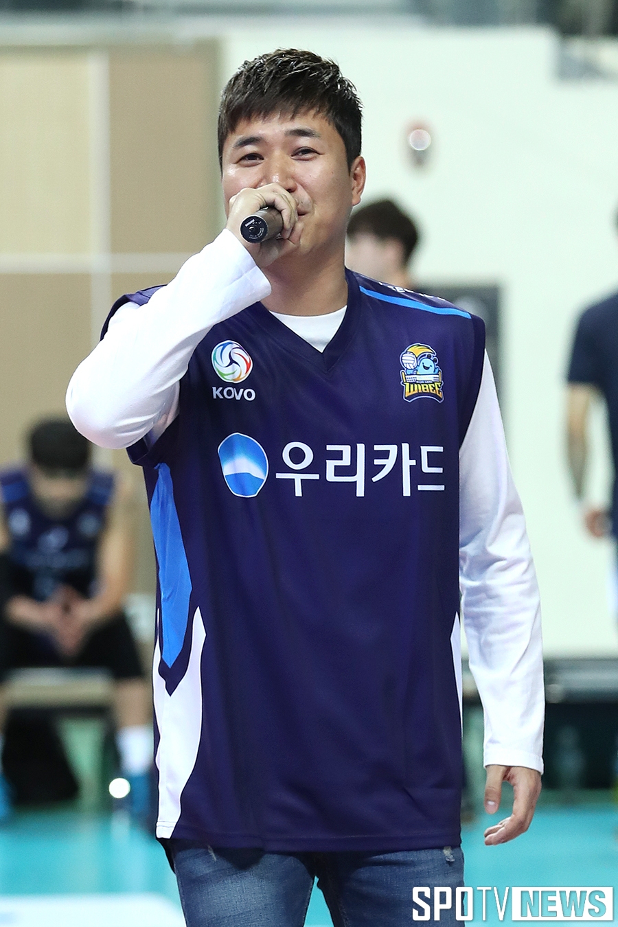 [포토S] 김종민, '배구 코트 위에서 열창!'