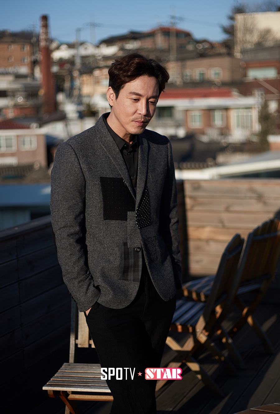[포토S] 인터뷰를 위해 포즈 취하고 있는 배우 최원영