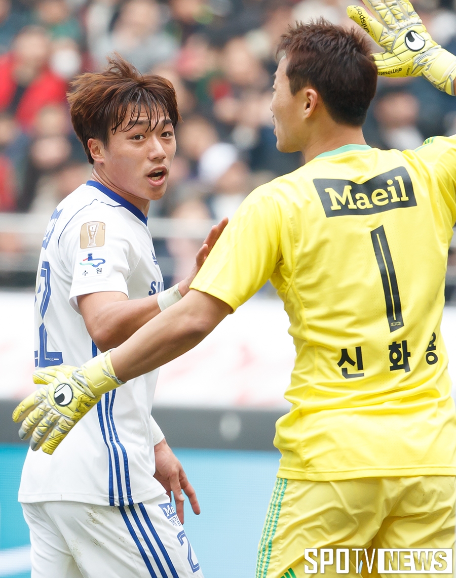 [포토S] 신화용과 사인 맞추는 고승범