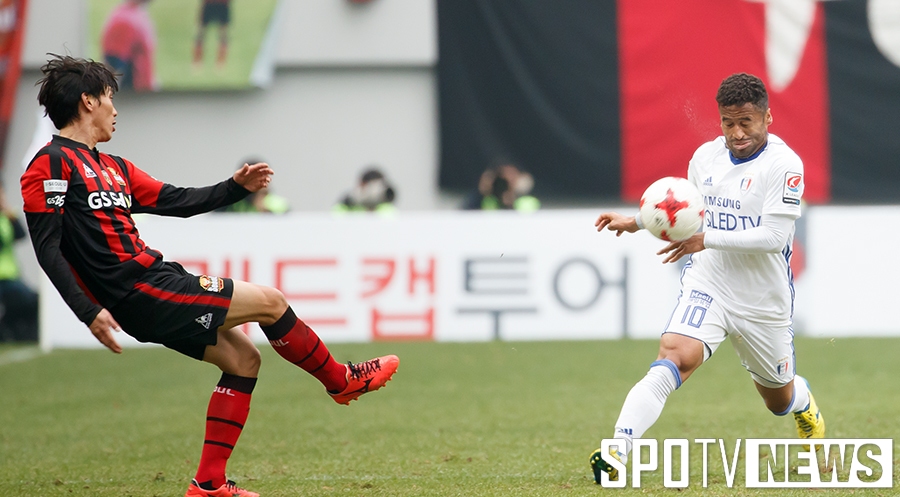 [포토S] 산토스, 김치우의 공에 안면 강타