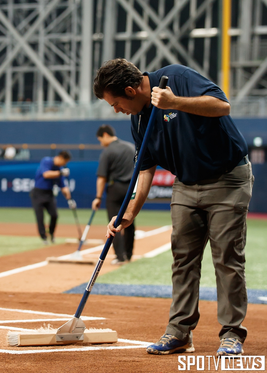[포토S] 고척돔까지 함께 온 MLB 그라운드 키퍼