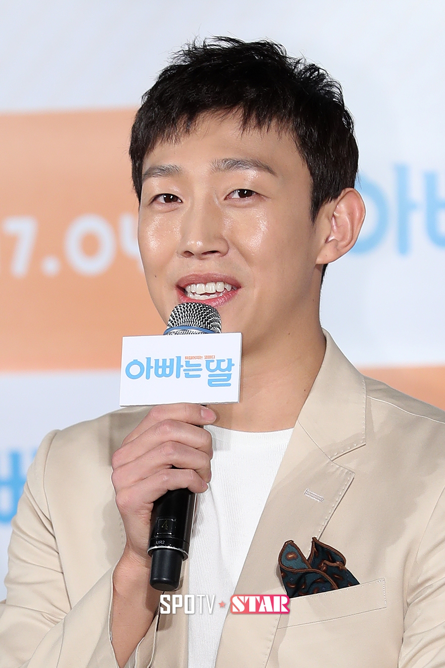 [포토S] 인사말 하는 배우 강기영