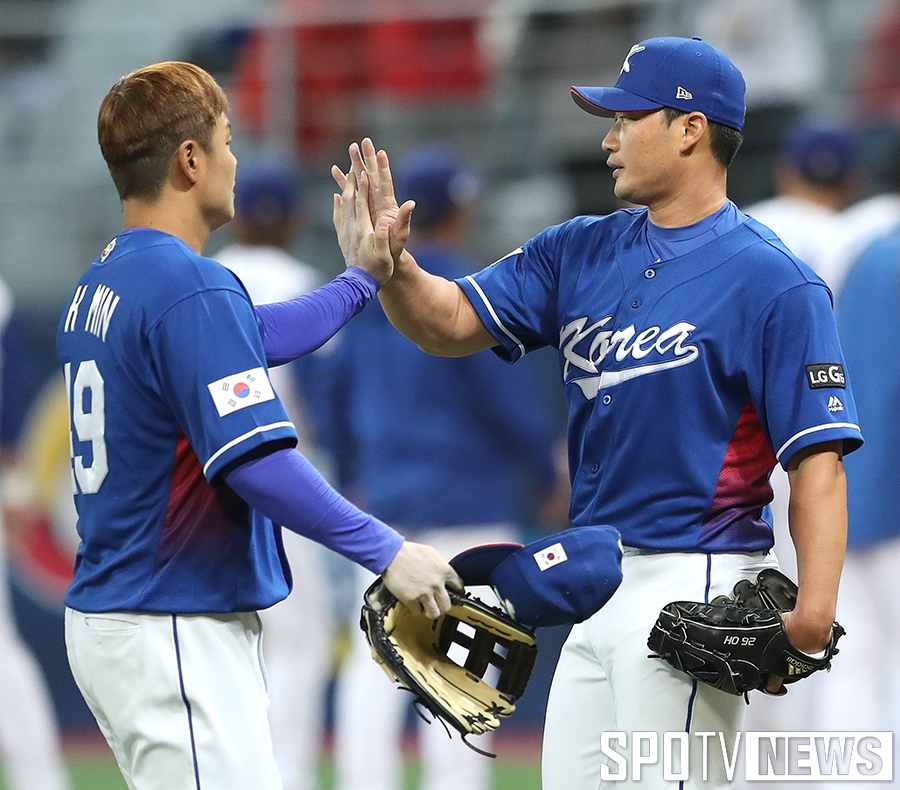 [포토S] 오승환-민병헌, WBC 첫 승 하이파이브
