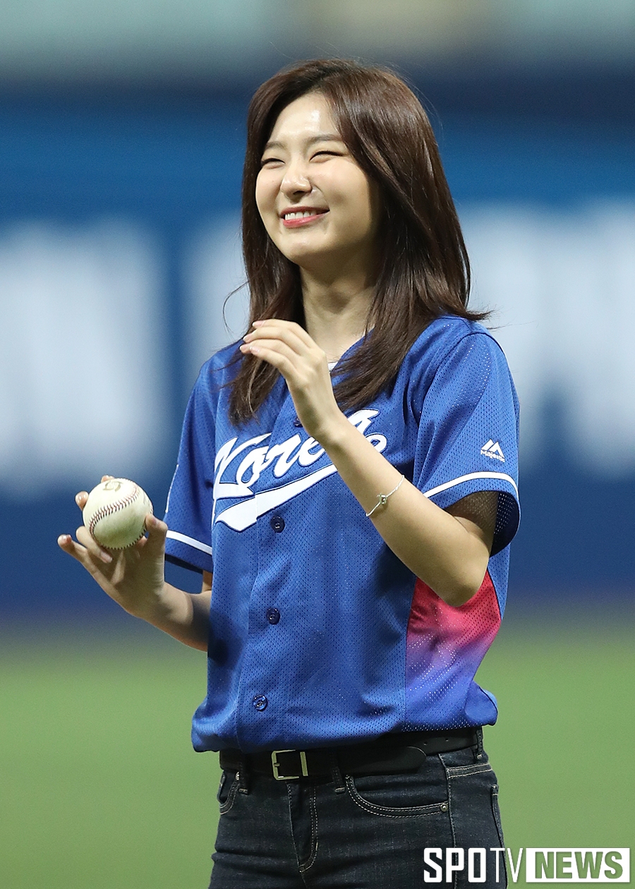 [포토S] 레드벨벳 슬기, 마운드 위에서 귀여운 이모티콘 미소!