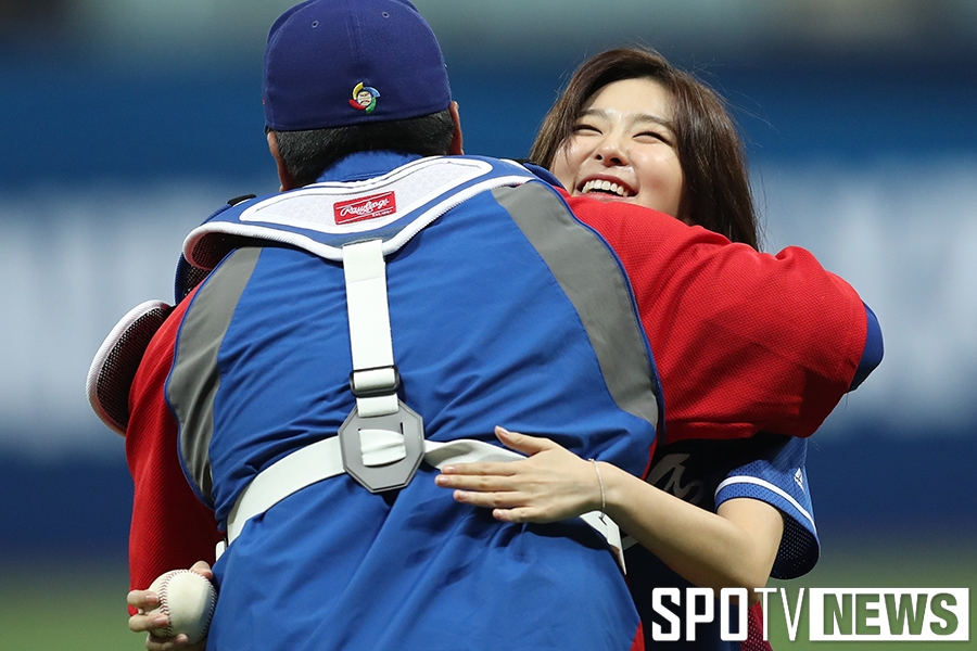 [포토S] 레드벨벳 슬기, 시구 마치고 대만 포수와 뜨거운 포옹