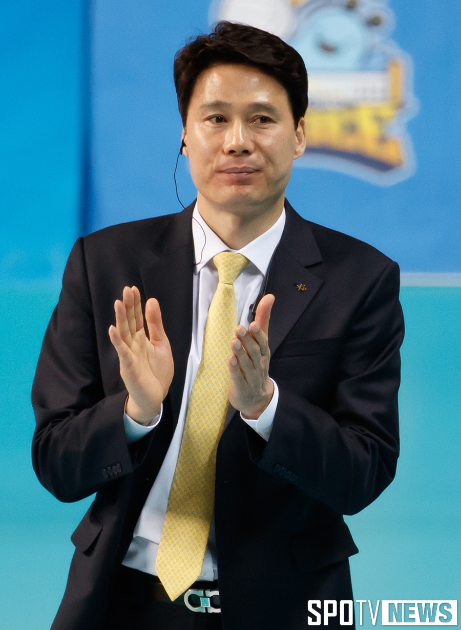 [포토S] 박수치는 강성형 감독