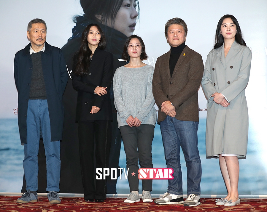 [포토S] '밤의 해변에서 혼자'의 주역들