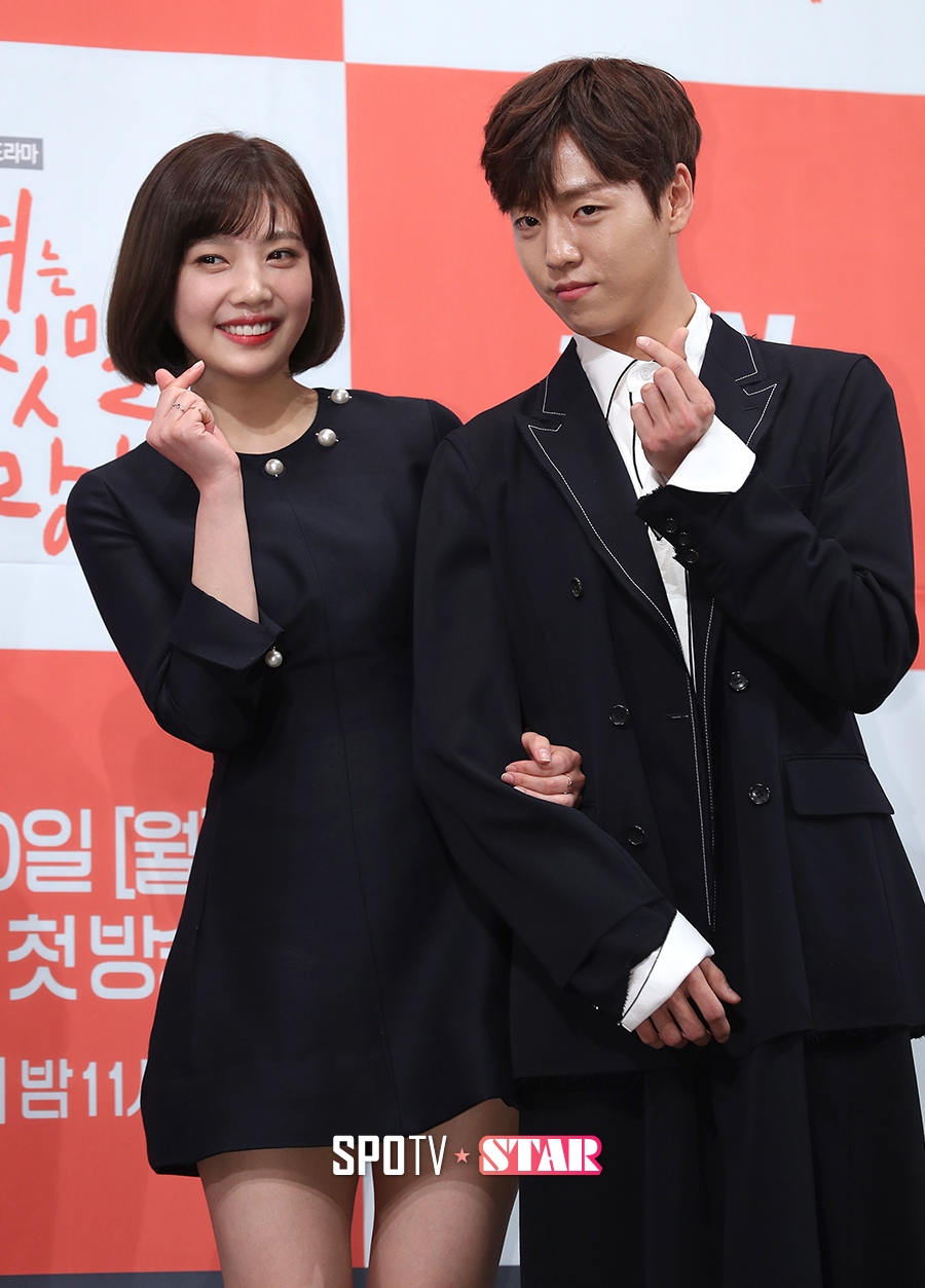 [포토S] 조이-이현우, 하트 '뿅뿅'