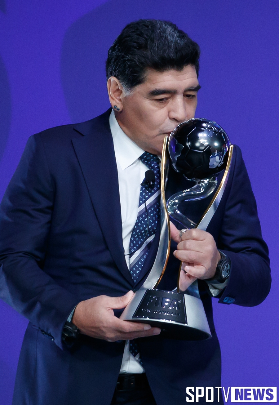 [포토S] FIFA U-20 월드컵 트로피에 키스하는 마라도나