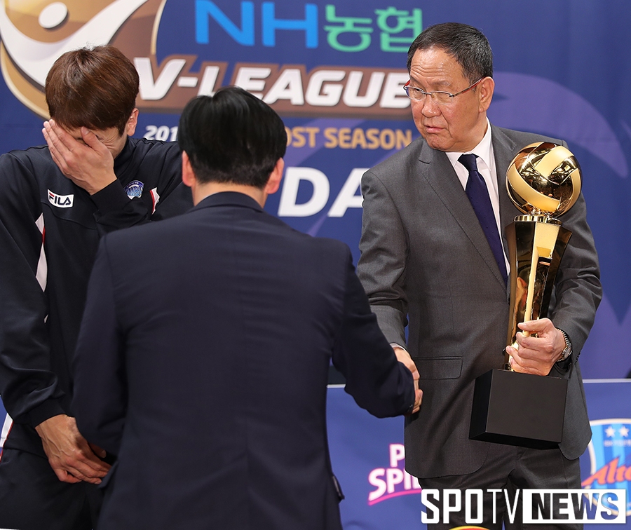 [포토S] 감독님의 돌발 행동에 빵 터진 김학민