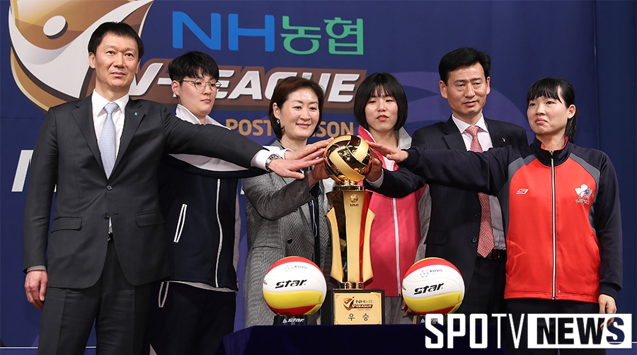 [포토S] V리그 여자부, '우승 트로피를 만지며'