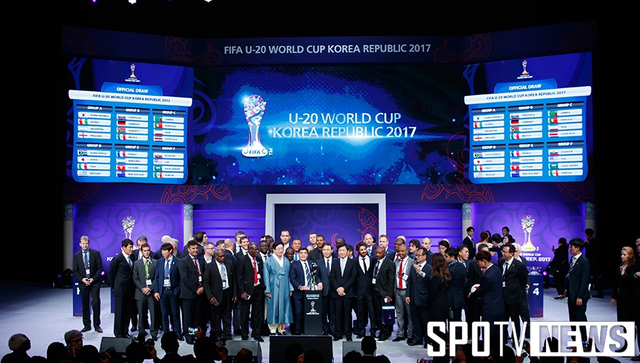 [포토S] 기념촬영 하고 있는 FIFA U-20 월드컵 조추첨식 참가자들