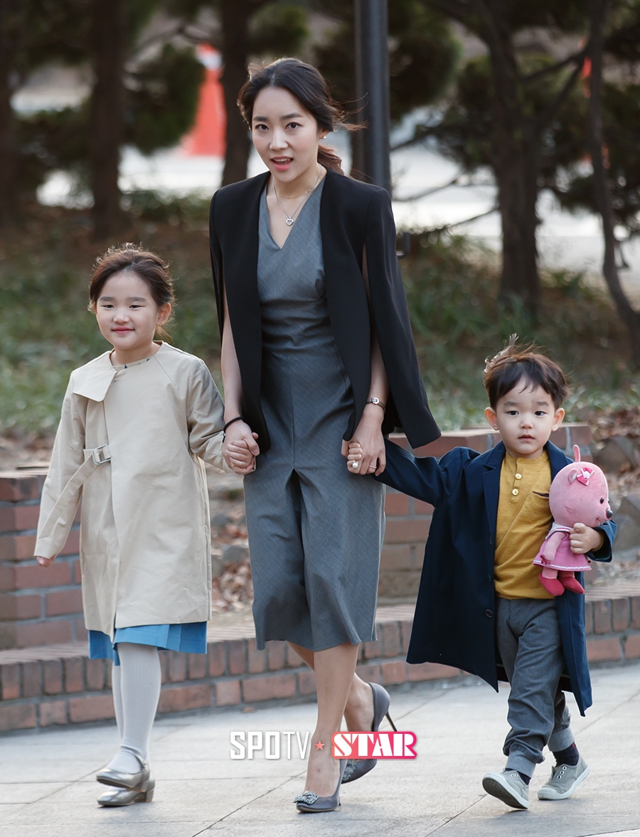 [포토S] '소다남매', 엄마 손잡고 결혼식장 나들이